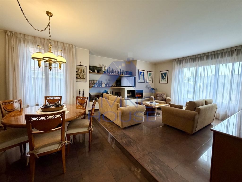 Soluzione indipendente con abitazione + laboratorio in vendita a Muggiò