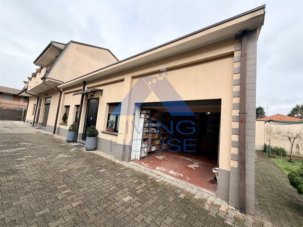 CAPANNONE + ABITAZIONE PLURIFAMILIARE in vendita a Muggiò